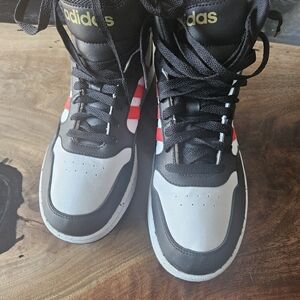 Men's/Big Kids Size 7, white/red/black basketball sneakers